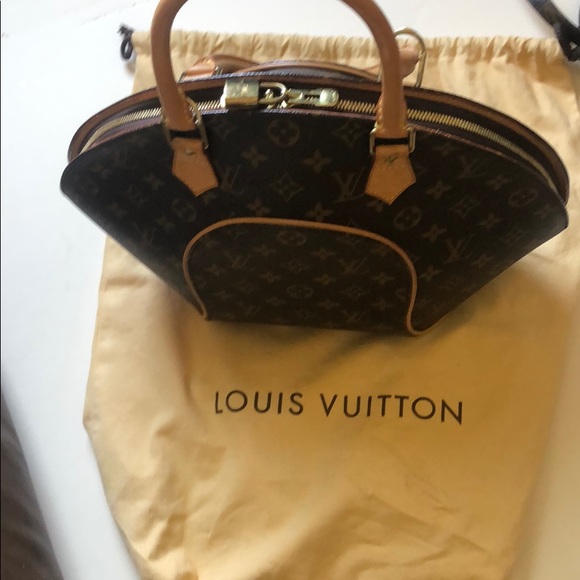 Louis Vuitton bowling style bag. - Picture 2 of 10